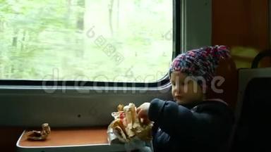 孩子在靠近窗户的火<strong>车上</strong>。 女孩吃馅饼，坐在火<strong>车上</strong>。
